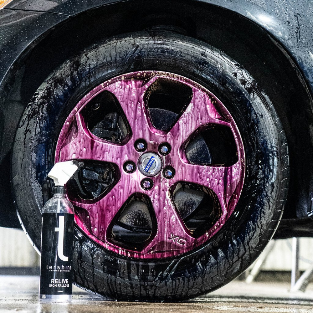 En bil med lila fälgar och en flaska Tershine Relive Iron Remover bredvid.