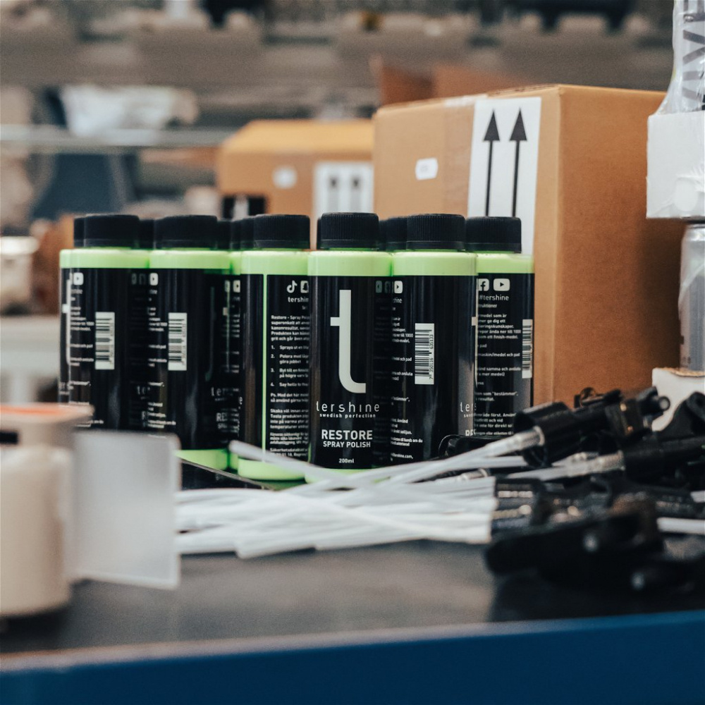 Flaskor med Tershine Restore spray polish på ett bord.