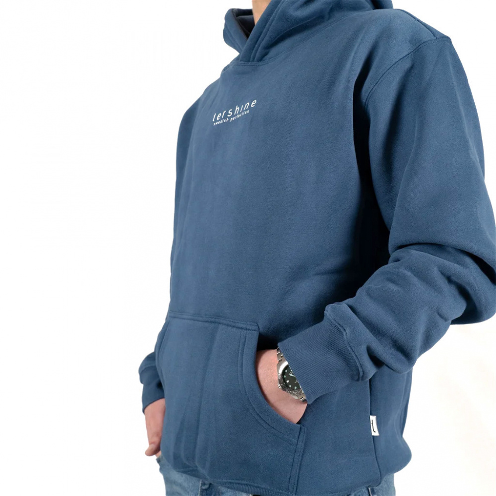 Blå hoodie med logotyp, stora fickor och avslappnad passform.