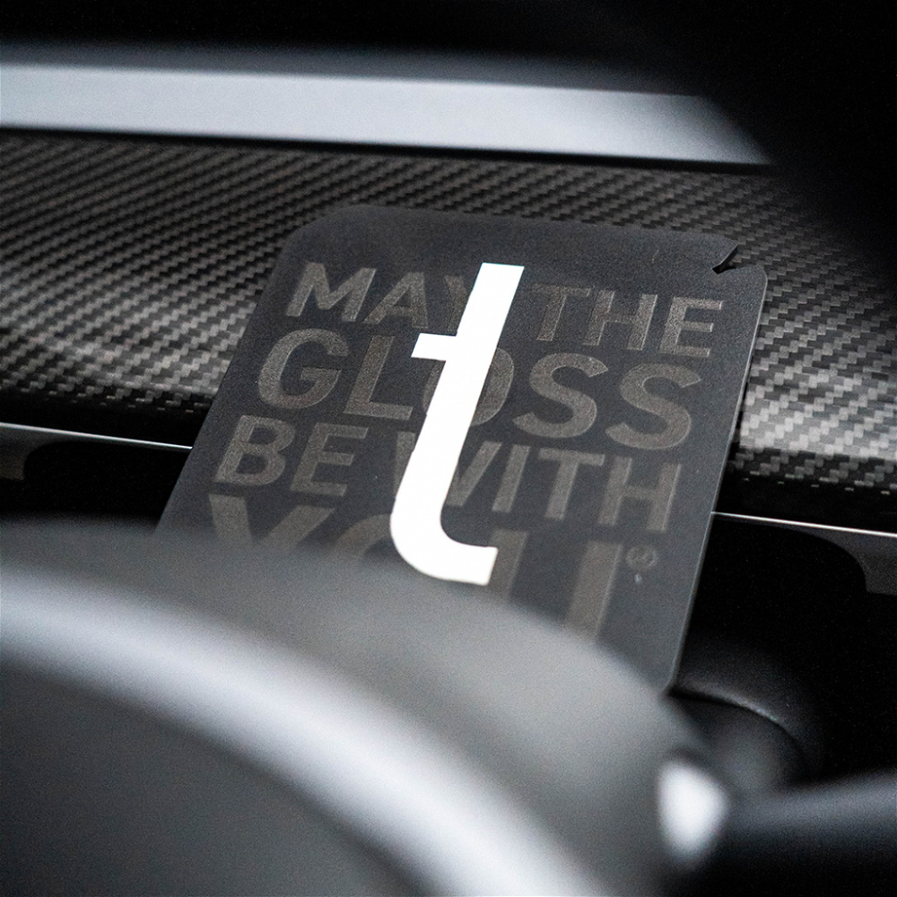 En svart isskrapa med vit text och en logotyp.