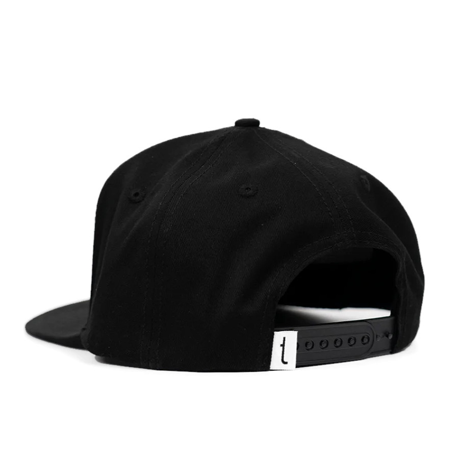 Svart snapback-keps med en vit logotyp bak.