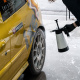 Tershine Tryckspruta - Kallavfettning, 1.5 L En person använder en tryckspruta för att rengöra en bils hjul.