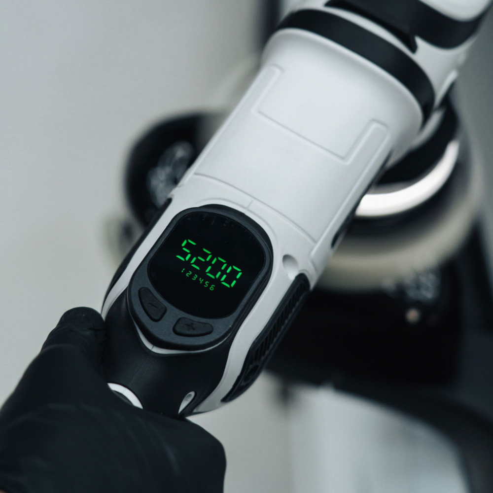 En oscillerande polermaskin med digital display och ergonomiskt handtag.