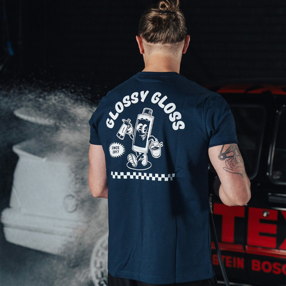 En blå t-shirt med tryck på ryggen av en karaktär och texten \