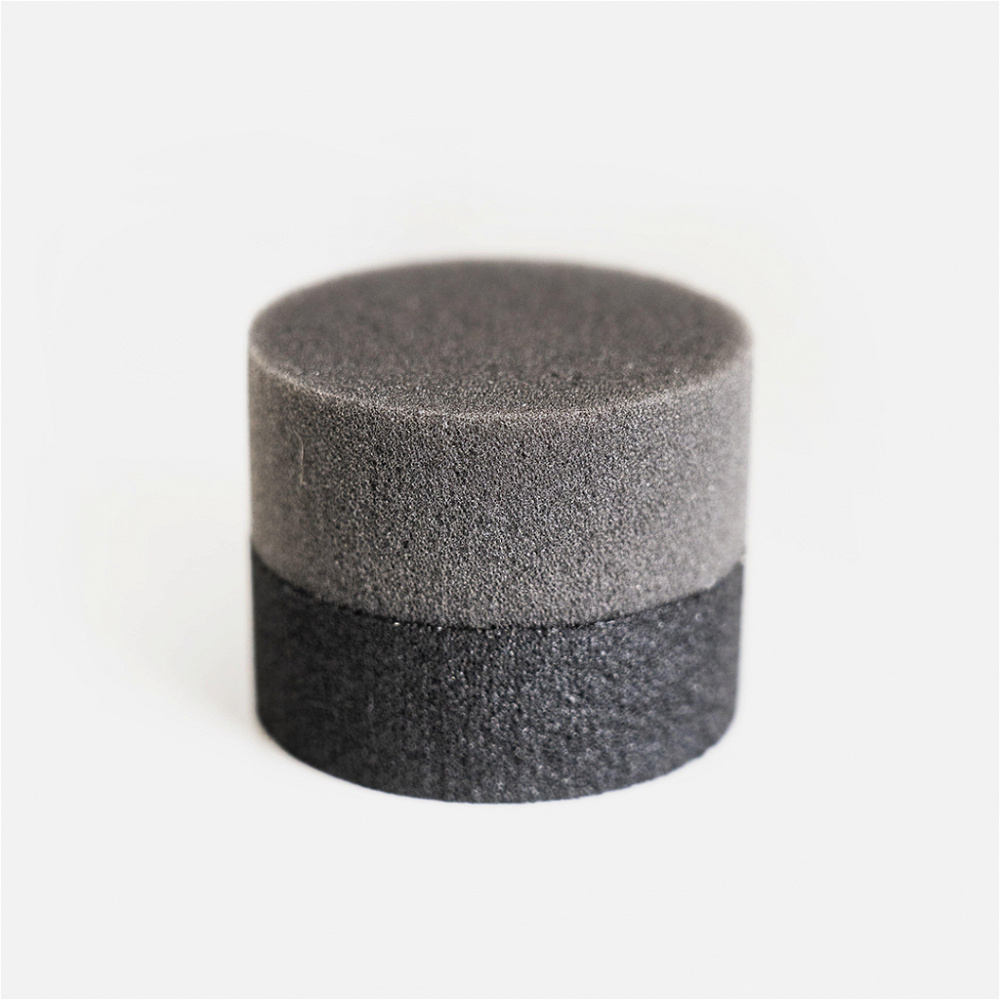 Vax-applikator i tvåfärgad skumdesign, rund och kompakt.