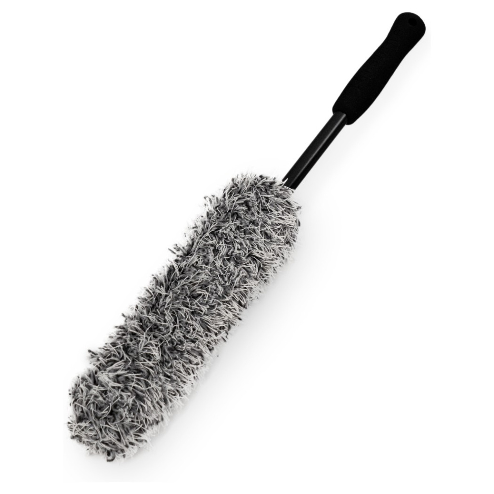 En lång fälgborste med mjuk, fransig topp för rengöring.