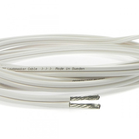 Vit högtalarkabel med två ledare, märkning i grått.
