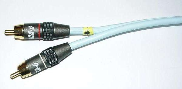 En ljudkabel med två RCA-kontakter i olika färger.