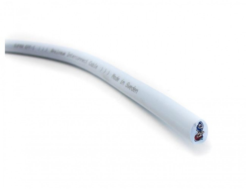 En vit signalkabel med blå och röd isolering i änden.