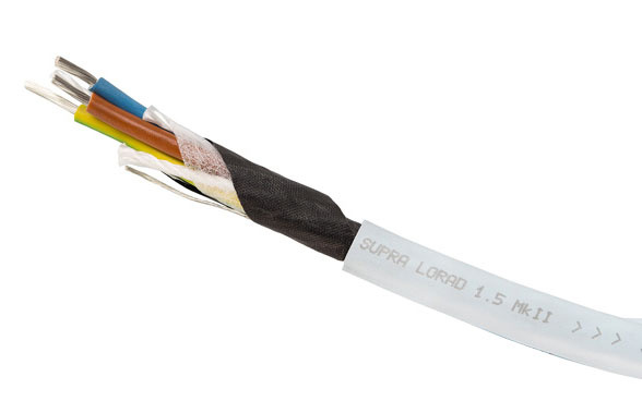 Nätkabel med fyra ledare, isolering och märkning av modell.