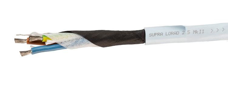 Nätkabel med flätad isolering och fyra ledare för elektrisk anslutning.