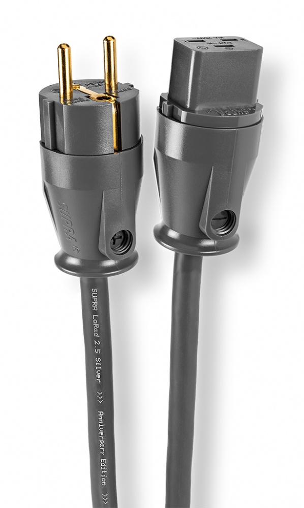 En svart elkabel med rak stickpropp och kontakt.