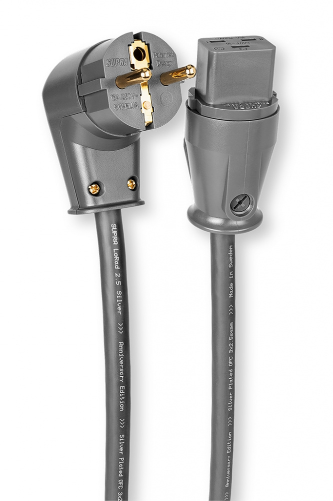 En vinklad stickpropp ansluten till kabel med märkning.