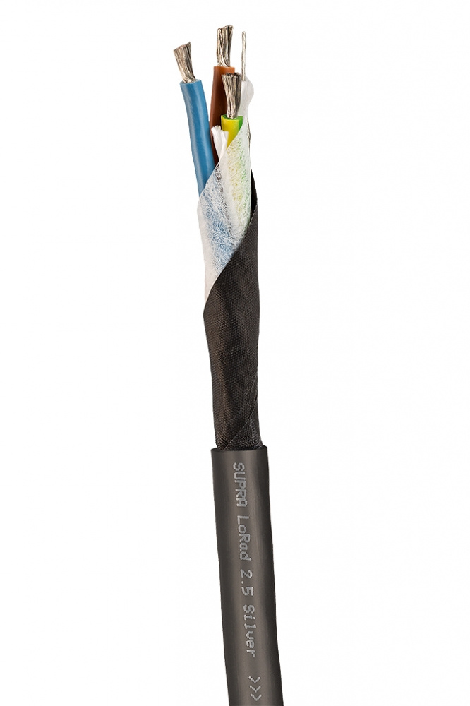 Nätkabel med flera ledningar i en svart och skyddande yttre täckning.