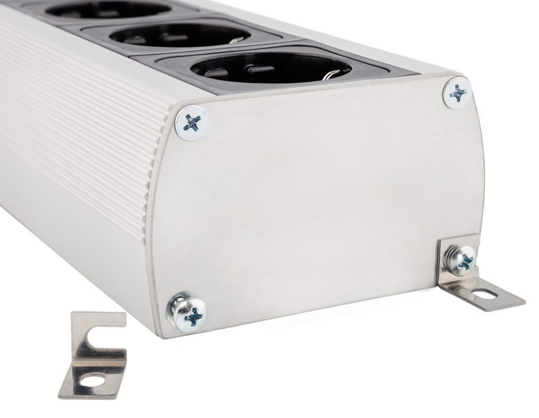 En strömfördelare med flera uttag och metallram.