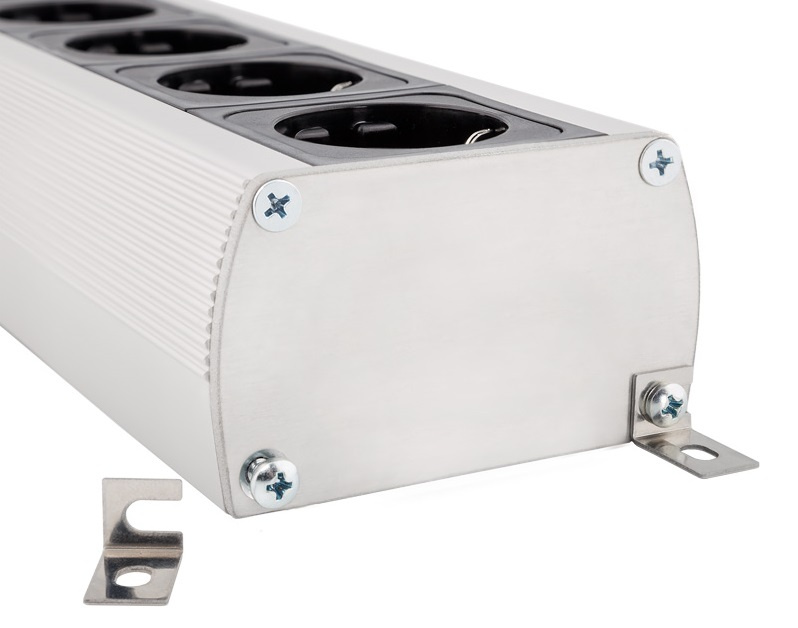 En metalladapter med flera eluttag och fästen för montering.