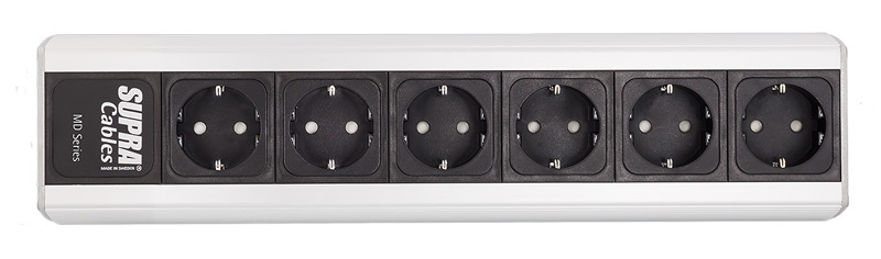 Ett strömförsörjningsuttag med sex kontakter i en aluminiumram.