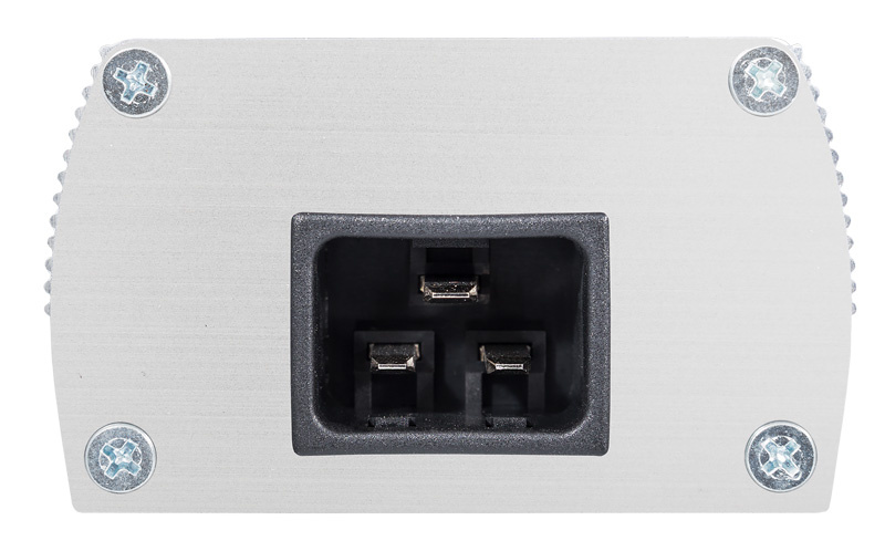 En aluminiumbox med tre anslutningar och skruvar.