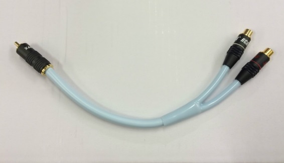 Adapter för ljudöverföring med en hane och två honor. 25 cm lång.