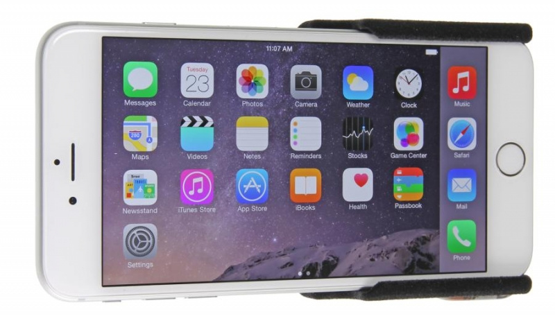 En iPhone 6 Plus med en mobilhållare som visar hemskärmen.