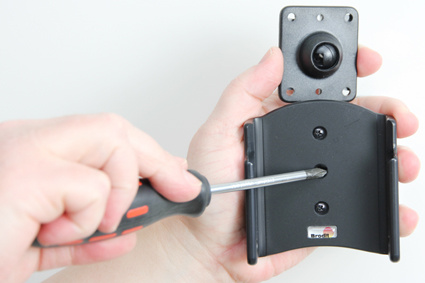 En hand använder en skruvmejsel på en hållare för Samsung Galaxy S6.