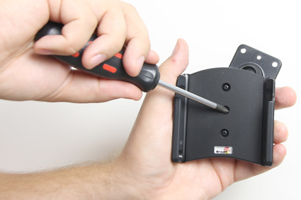 En person skruvar fast en passiv hållare för Samsung Galaxy S6 Active.