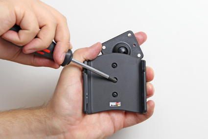 En hand håller en passiv hållare för Samsung Galaxy S6 Edge+ med en skruvmejsel.