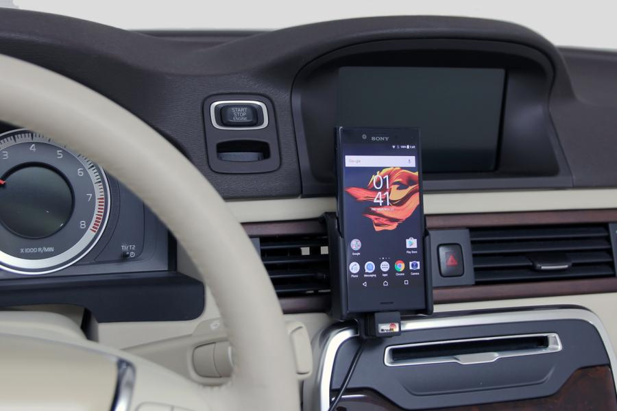 En aktiv hållare med USB-kabel för Sony Xperia X Compact i bil.