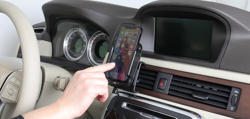 Brodit Qi trådlös aktiv mobilhållare med billaddare, Apple iPhone 12 Mini