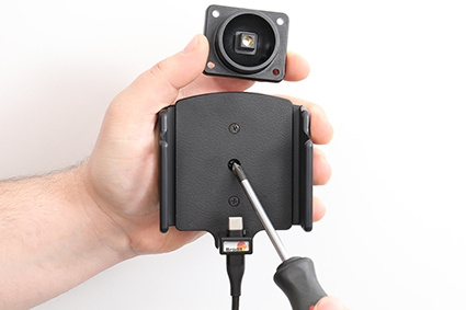 Brodit Aktiv hållare med USB-kabel och cigg-adapter, Apple iPhone 15 Plus/15 Pro Max/16 Plus/16 Pro Max