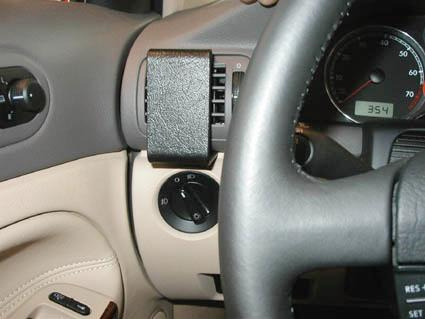 Inredning av en bil med växelspak och kontrollpanel.