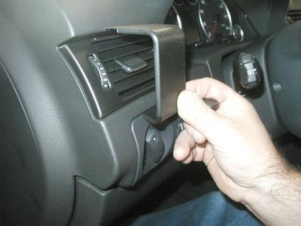 Hand som justerar luftventil i en Audi A6, modell 98-03.