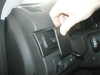 En hand justerar luftventilen i en Audi A6 98-03.