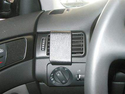 En del av bilens interiör med kontroller och luftventiler.