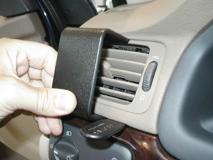 En hand som håller i en ventilationsgrill till Volvo S80.