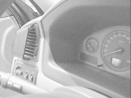 Instrumentbräda och luftventil i en Volvo V70 från 2000-2008.