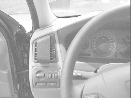 Interiör av en Volvo V70, med fokus på instrumentbräda och ratt.