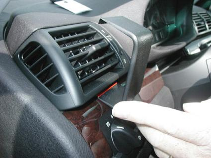 Luftventil och reglage i bilinteriör, troligtvis BMW E46.