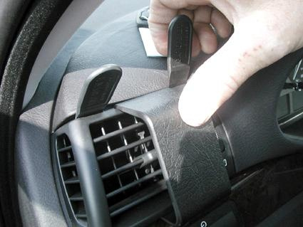 Hand som justerar en del av interiören i en BMW E46-modell.