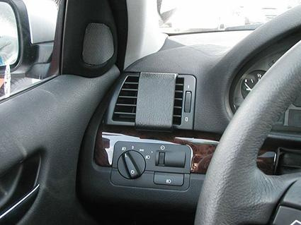 Instrumentbräda med luftventil och reglage i en BMW E46.