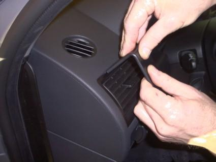 En hand justerar luftventilen i en Ford Mondeo 01-07.