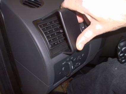 En hand justerar luftventilen på en Ford Mondeo 01-07.