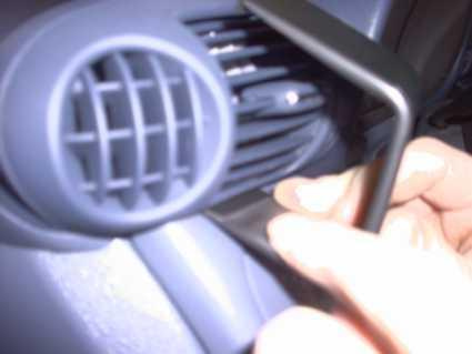 En hand justerar ett ventileringsgaller i en Mercedes Benz C-Klass.