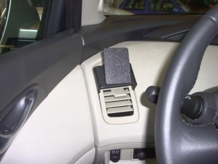 En salladshållare monterad vid luftventilen i en bil.