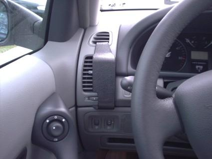 Instrumentbräda med styrning och kontroller i en Renault Laguna.