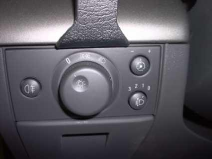 Reglagepanel för belysning och dimfunktion i Opel-bil.