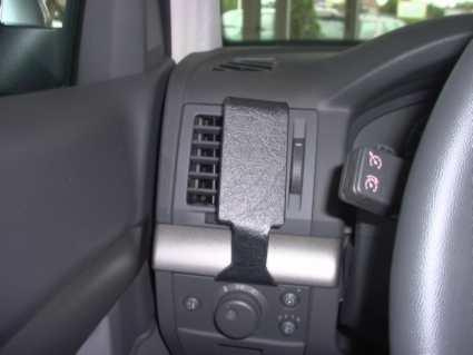 Del av instrumentbräda med luftventil och kontrollknappar.