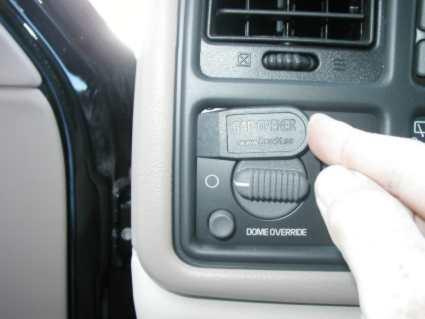 Kontrollpanel med rattemellan för ljus och domeljus.