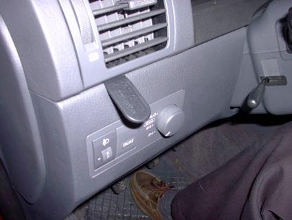 Instrumentpanel med kontrollknappar och spak i en Kia Sorento.