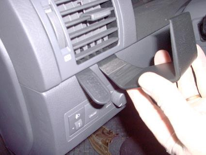 Handtag som tas bort från en Kia Sorento 02-07, inre detaljer nära luftventil.